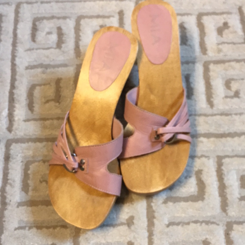 Cute Pink Leather and Wood Sandals for Summertime